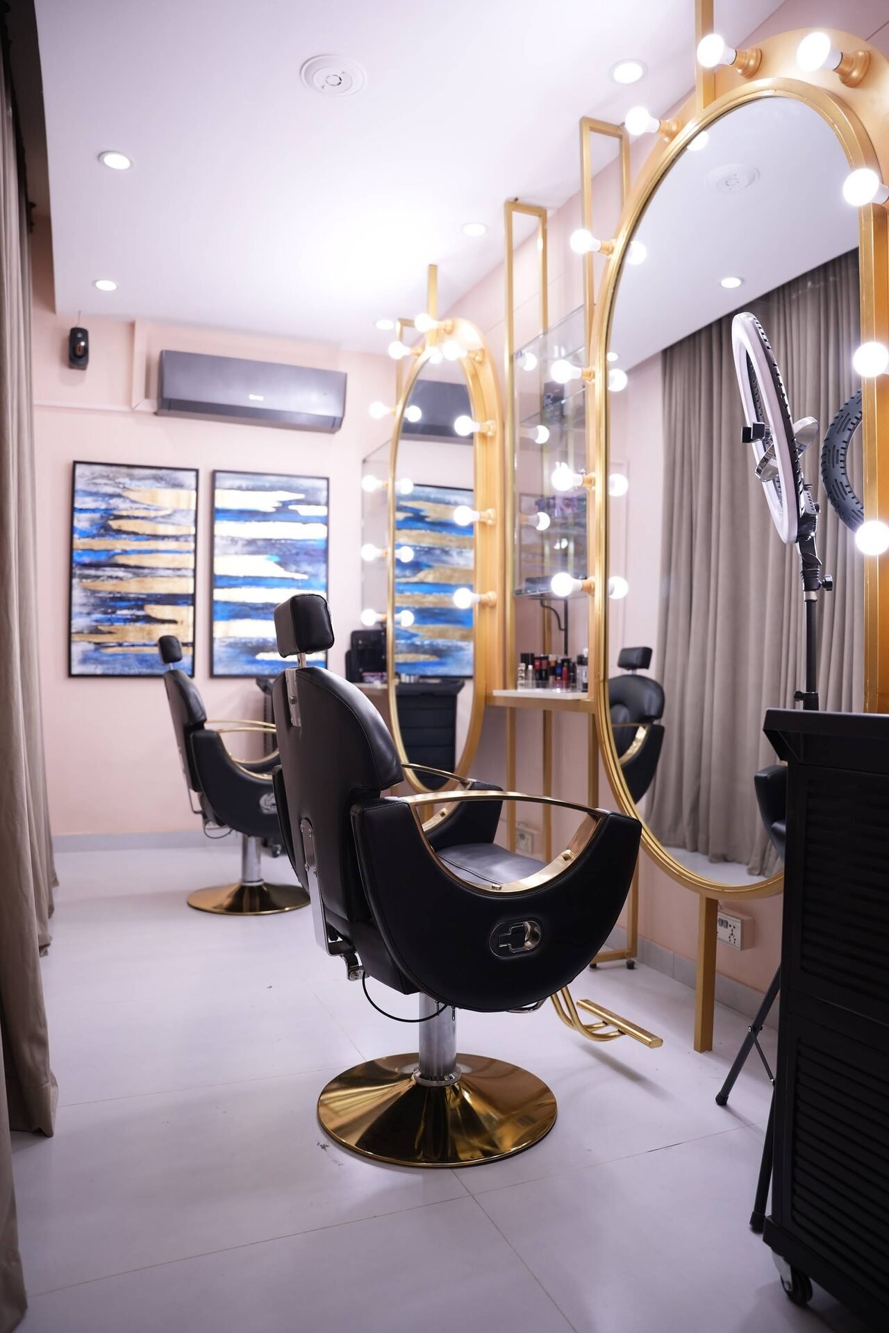 Private styling suite with round mirror lights